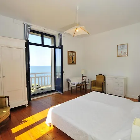 Villa Sleeps 14 Pool